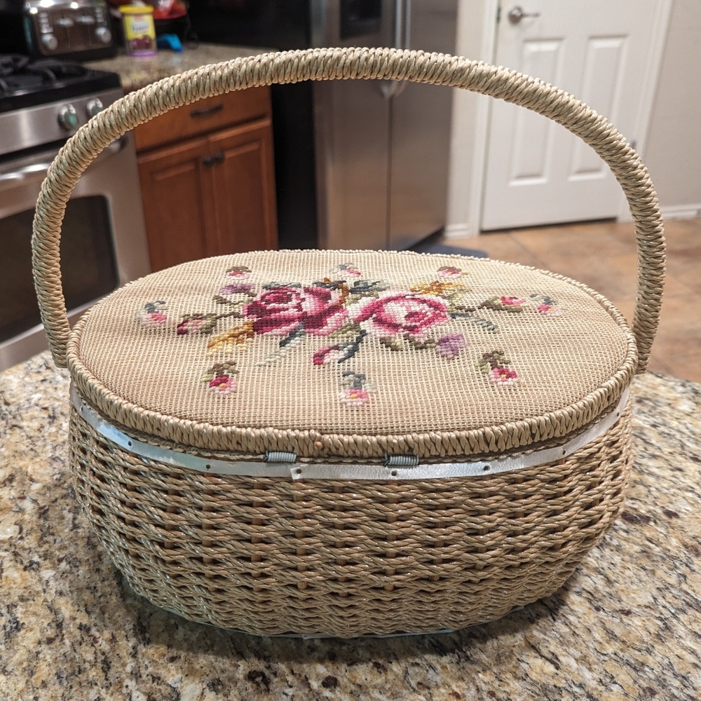 Vintage 70's Oval Woven Wicker Sewing Basket W Floral Needlepoint Lid W Handle - Picture 5 of 14